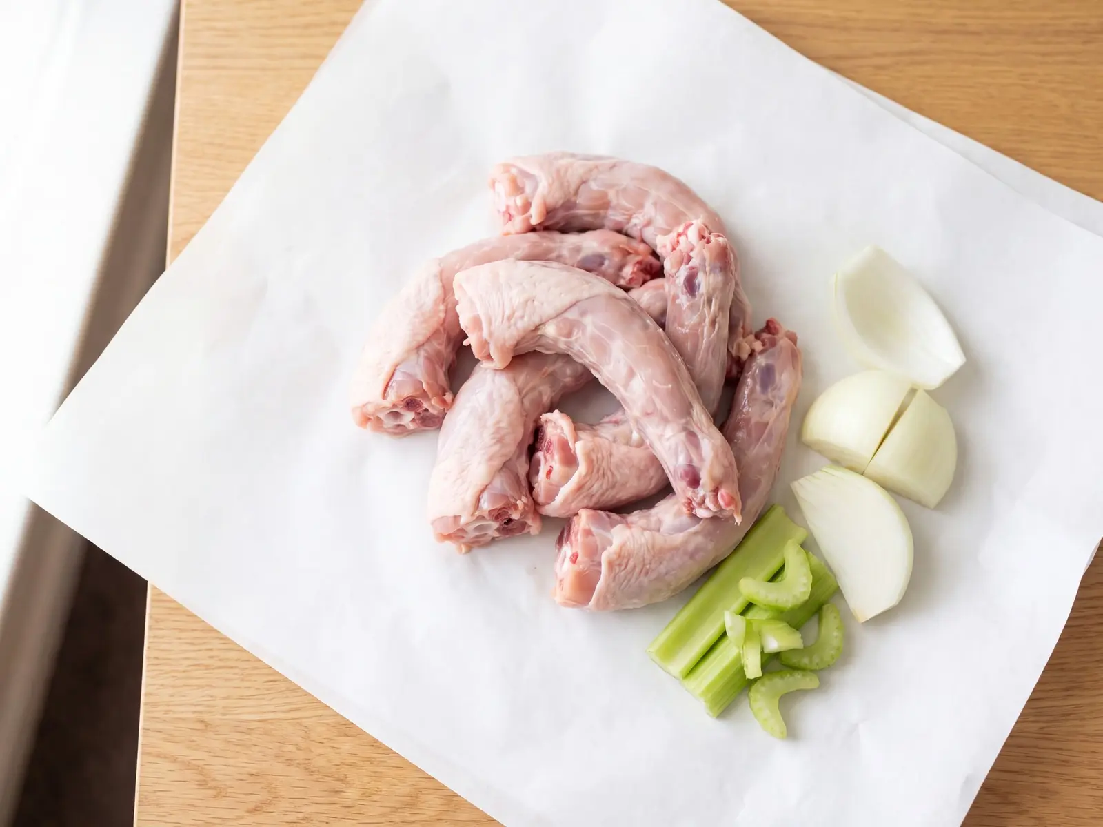 צווארי עוף גולמיים עם עור, מסודרים בערימה קטנה